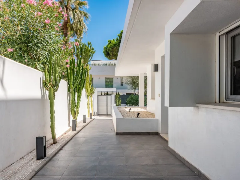 House - Detached Villa в продаже в Marbella, Málaga. В доме 4 спален и 2 ванных комнат. Площадь дома 166 м². Площадь участка 415 м²