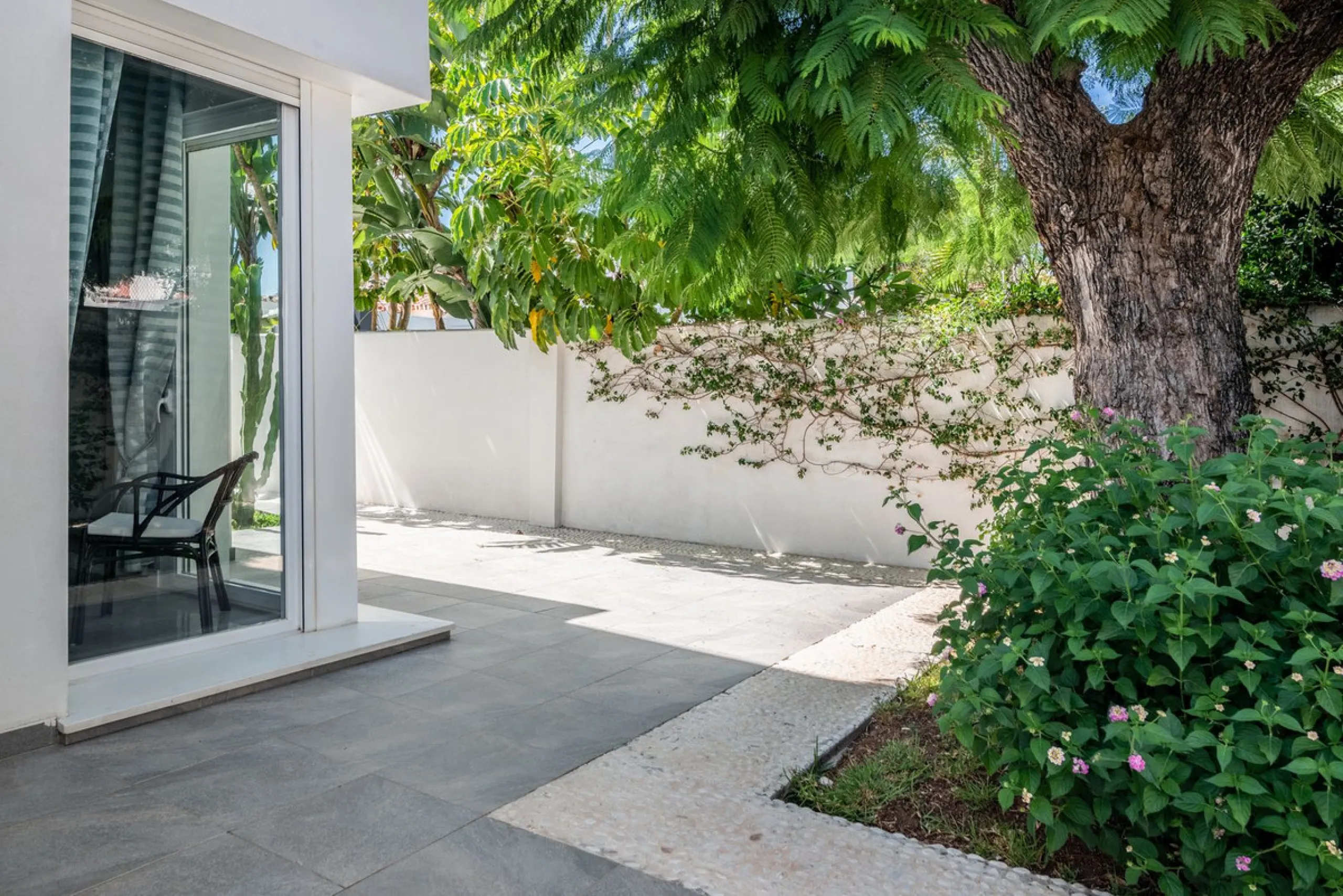 House - Detached Villa в продаже в Marbella, Málaga. В доме 4 спален и 2 ванных комнат. Площадь дома 166 м². Площадь участка 415 м²