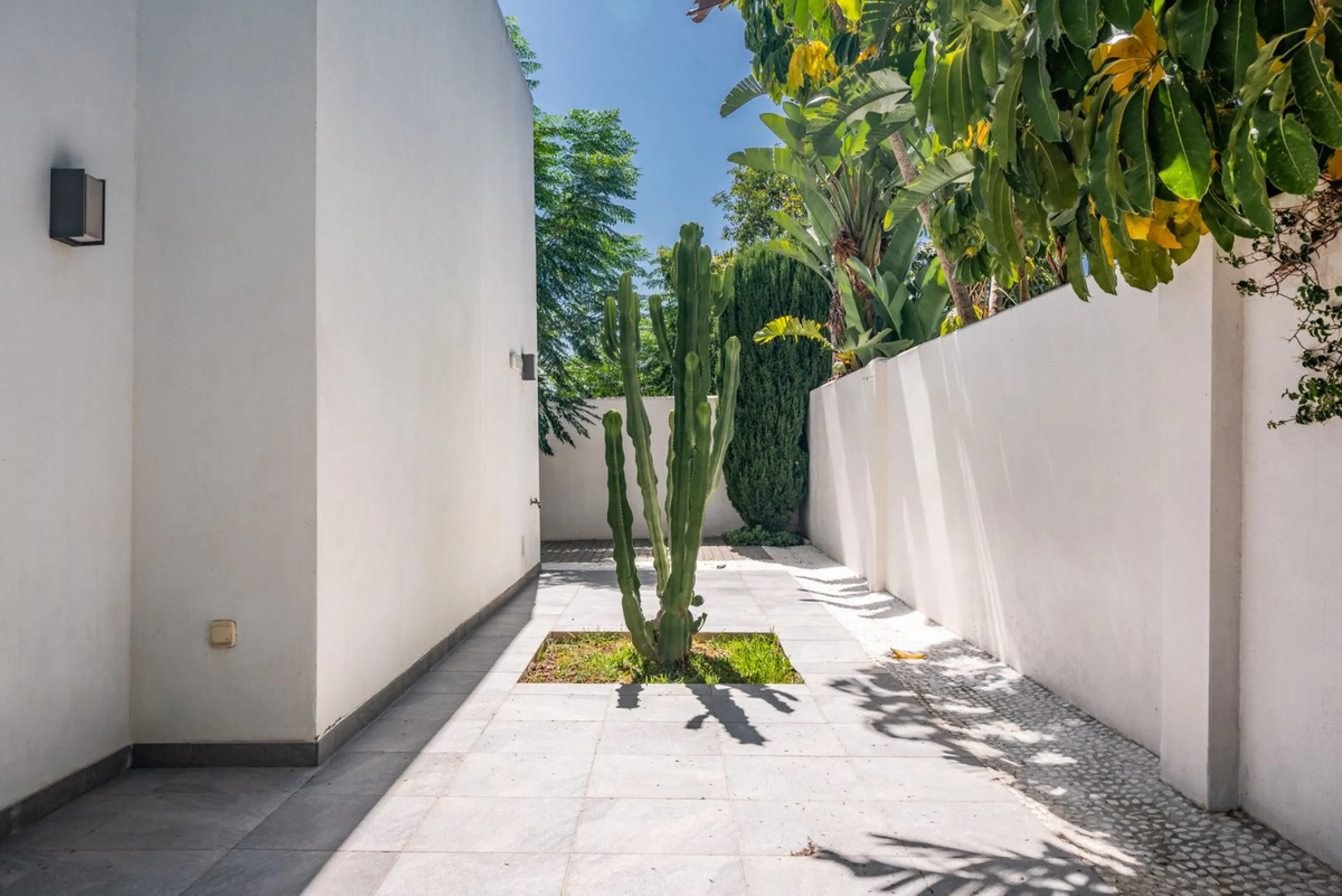 House - Detached Villa в продаже в Marbella, Málaga. В доме 4 спален и 2 ванных комнат. Площадь дома 166 м². Площадь участка 415 м²