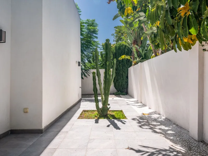 House - Detached Villa в продаже в Marbella, Málaga. В доме 4 спален и 2 ванных комнат. Площадь дома 166 м². Площадь участка 415 м²