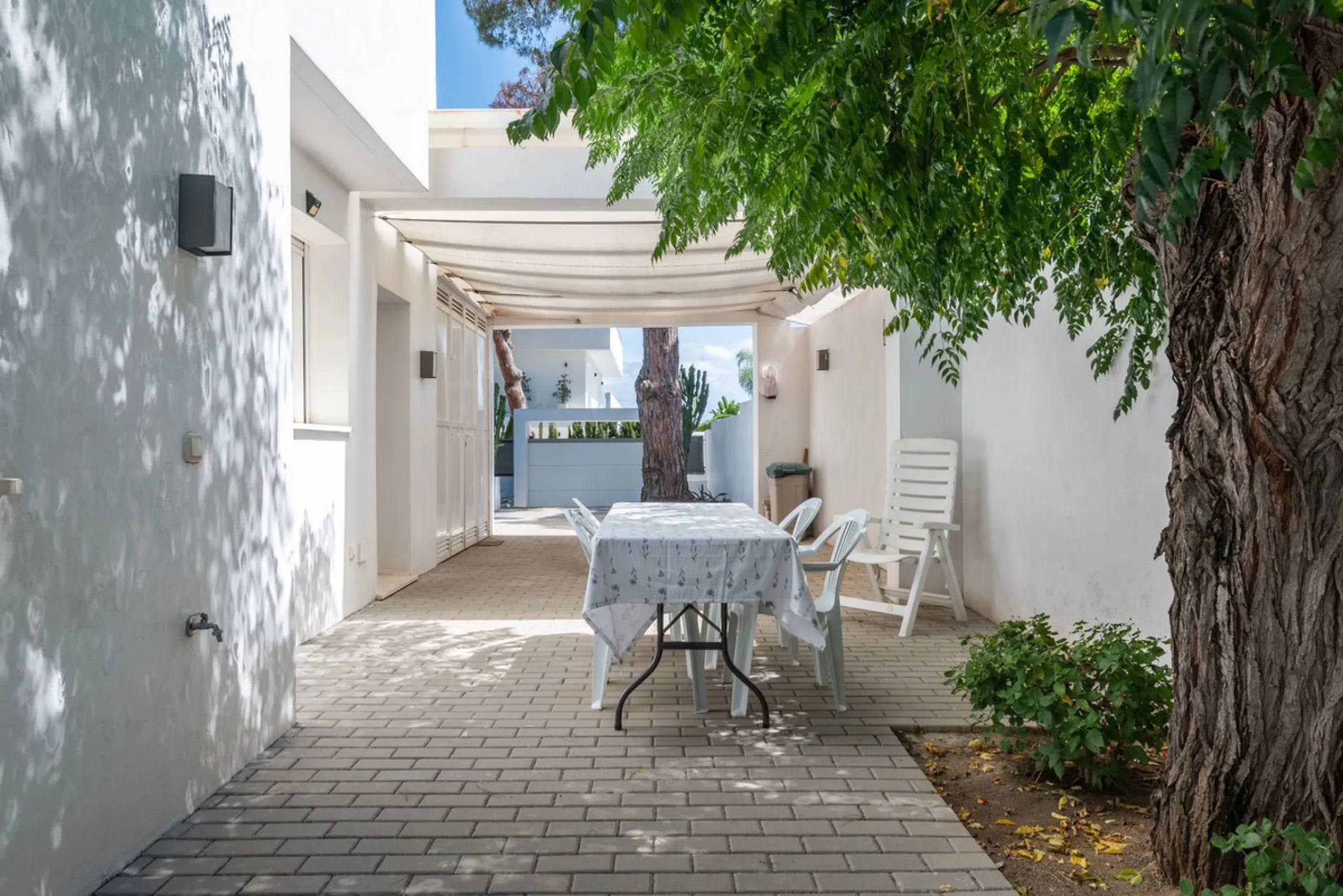 House - Detached Villa в продаже в Marbella, Málaga. В доме 4 спален и 2 ванных комнат. Площадь дома 166 м². Площадь участка 415 м²
