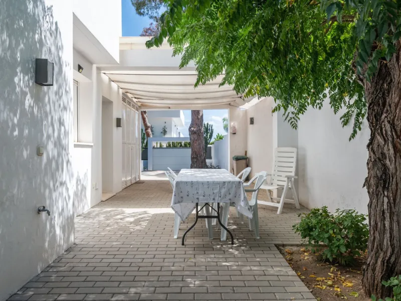 House - Detached Villa в продаже в Marbella, Málaga. В доме 4 спален и 2 ванных комнат. Площадь дома 166 м². Площадь участка 415 м²