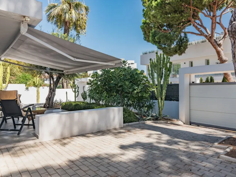 House - Detached Villa в продаже в Marbella, Málaga. В доме 4 спален и 2 ванных комнат. Площадь дома 166 м². Площадь участка 415 м²