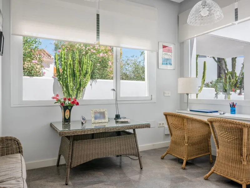House - Detached Villa в продаже в Marbella, Málaga. В доме 4 спален и 2 ванных комнат. Площадь дома 166 м². Площадь участка 415 м²