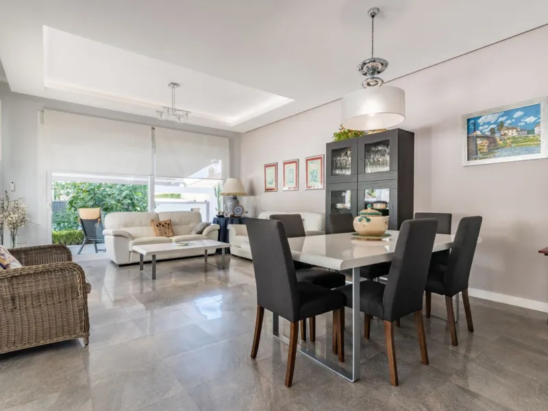 House - Detached Villa в продаже в Marbella, Málaga. В доме 4 спален и 2 ванных комнат. Площадь дома 166 м². Площадь участка 415 м²