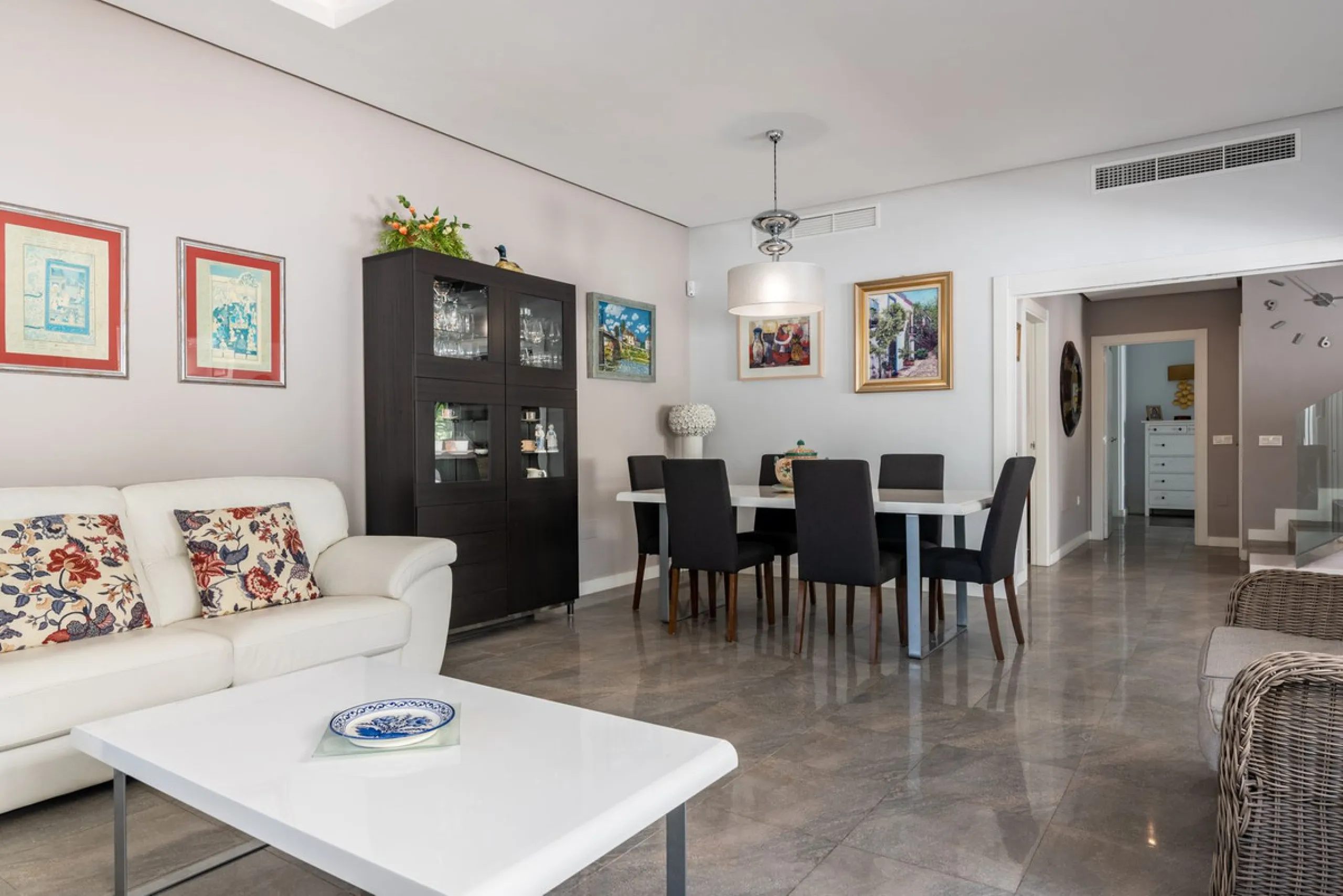 House - Detached Villa в продаже в Marbella, Málaga. В доме 4 спален и 2 ванных комнат. Площадь дома 166 м². Площадь участка 415 м²