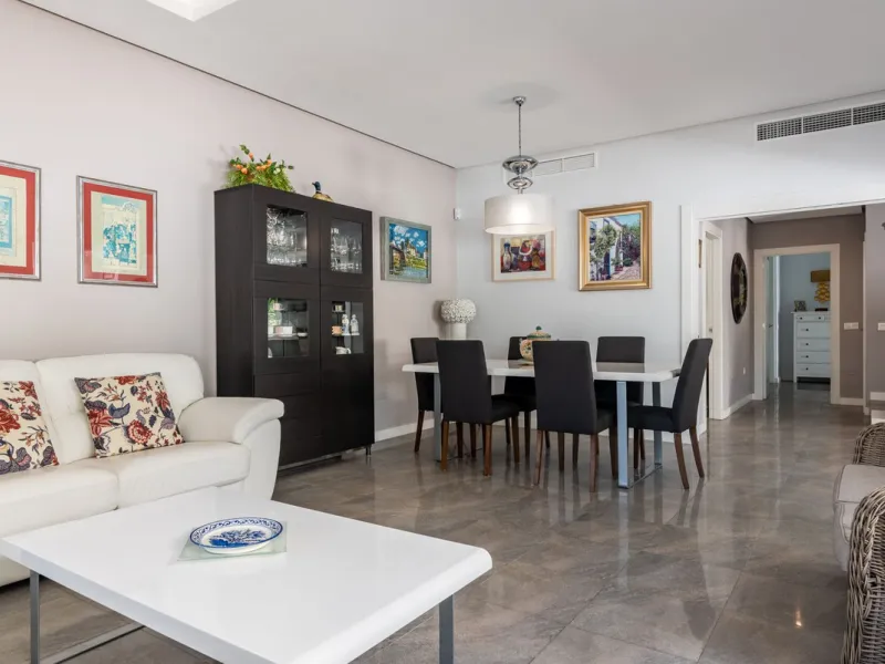 House - Detached Villa в продаже в Marbella, Málaga. В доме 4 спален и 2 ванных комнат. Площадь дома 166 м². Площадь участка 415 м²