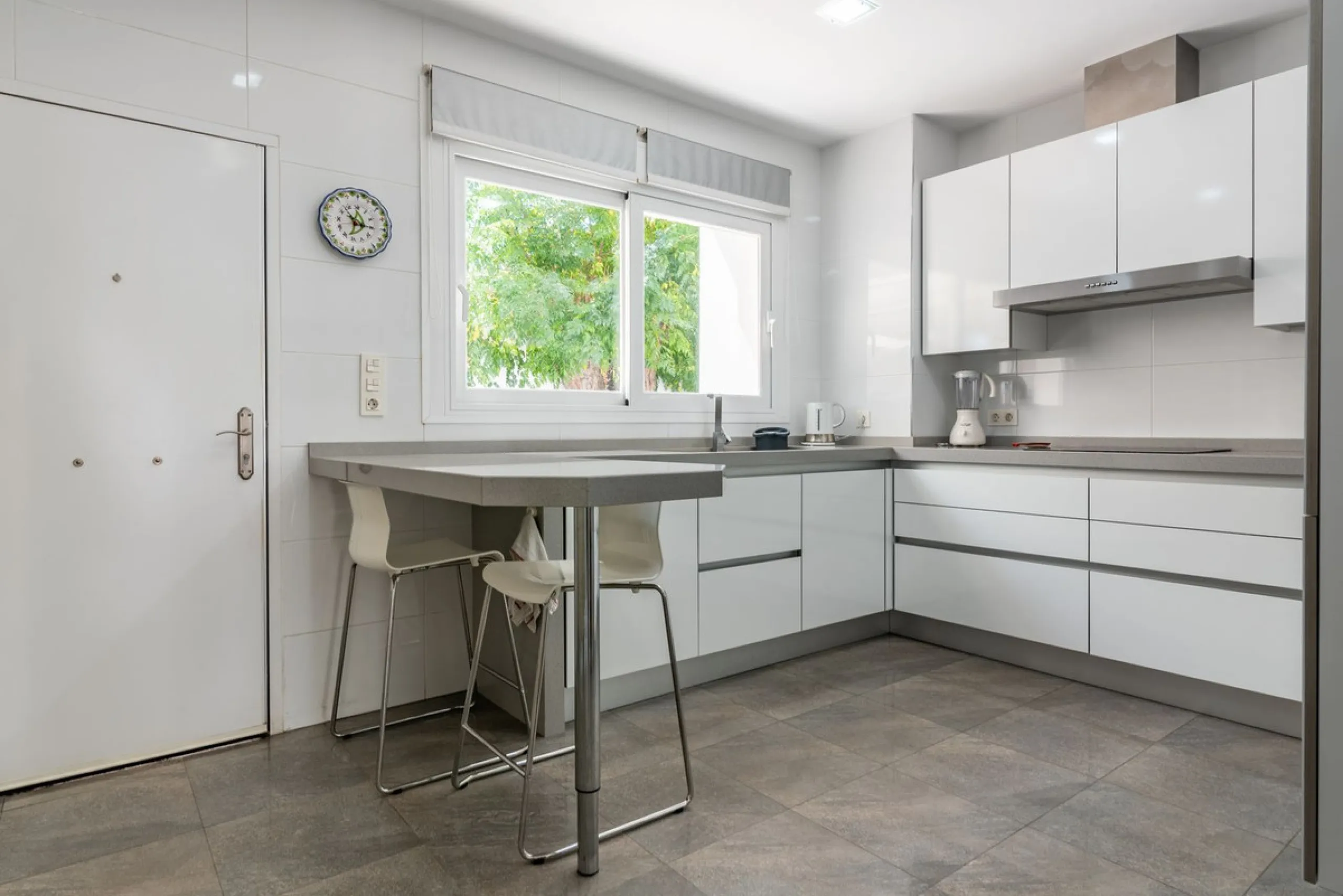 House - Detached Villa в продаже в Marbella, Málaga. В доме 4 спален и 2 ванных комнат. Площадь дома 166 м². Площадь участка 415 м²