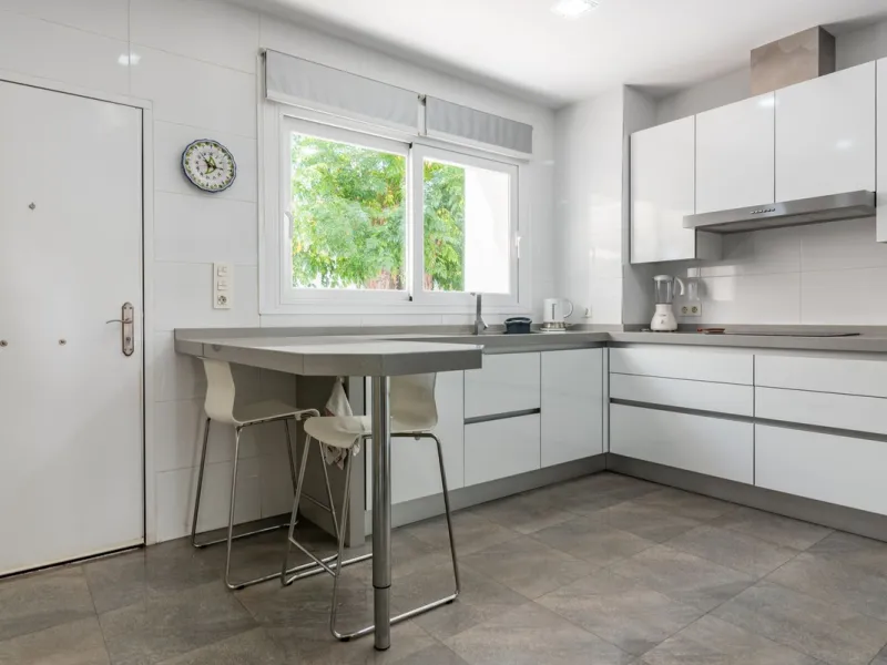 House - Detached Villa в продаже в Marbella, Málaga. В доме 4 спален и 2 ванных комнат. Площадь дома 166 м². Площадь участка 415 м²