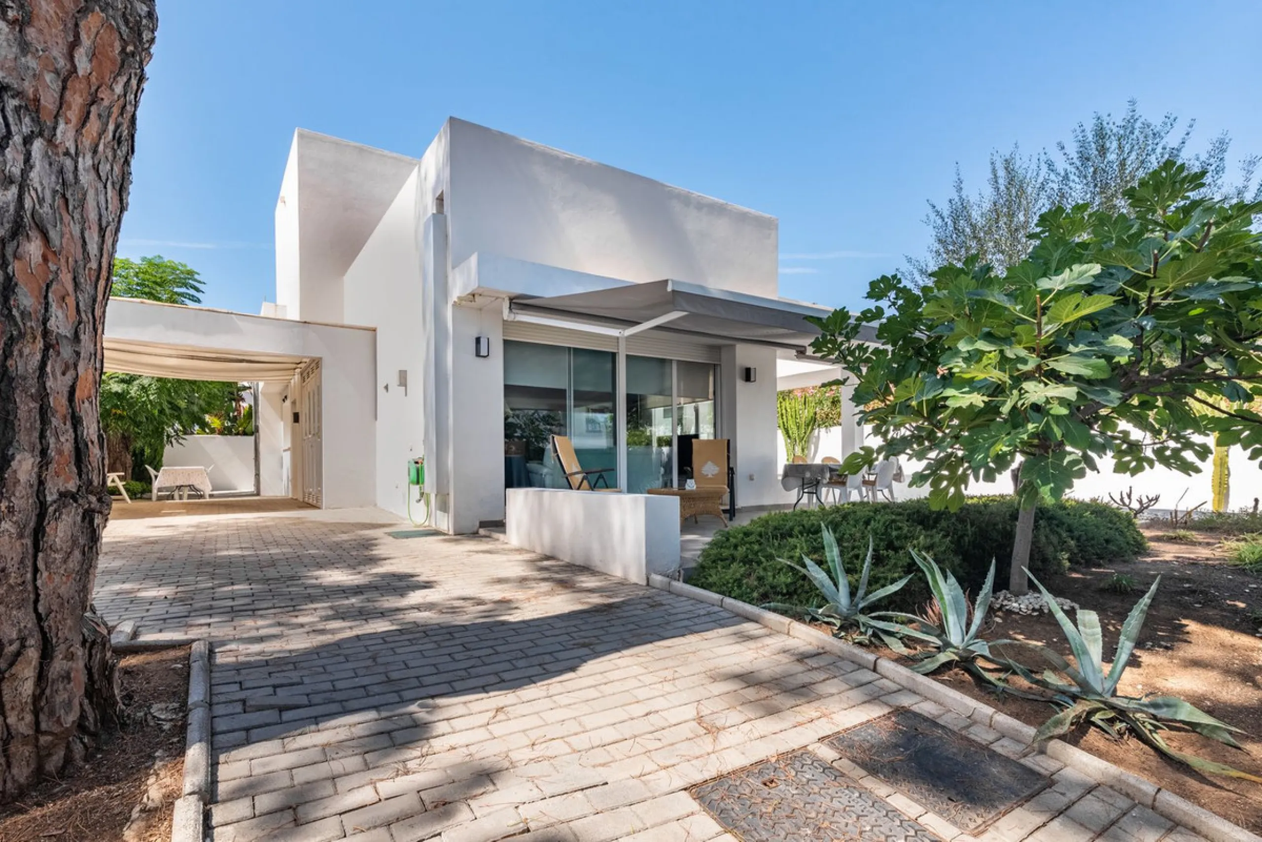 House - Detached Villa в продаже в Marbella, Málaga. В доме 4 спален и 2 ванных комнат. Площадь дома 166 м². Площадь участка 415 м²
