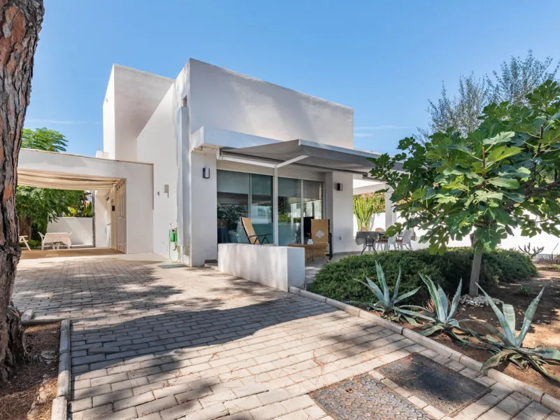 House - Detached Villa в продаже в Marbella, Málaga. В доме 4 спален и 2 ванных комнат. Площадь дома 166 м². Площадь участка 415 м²