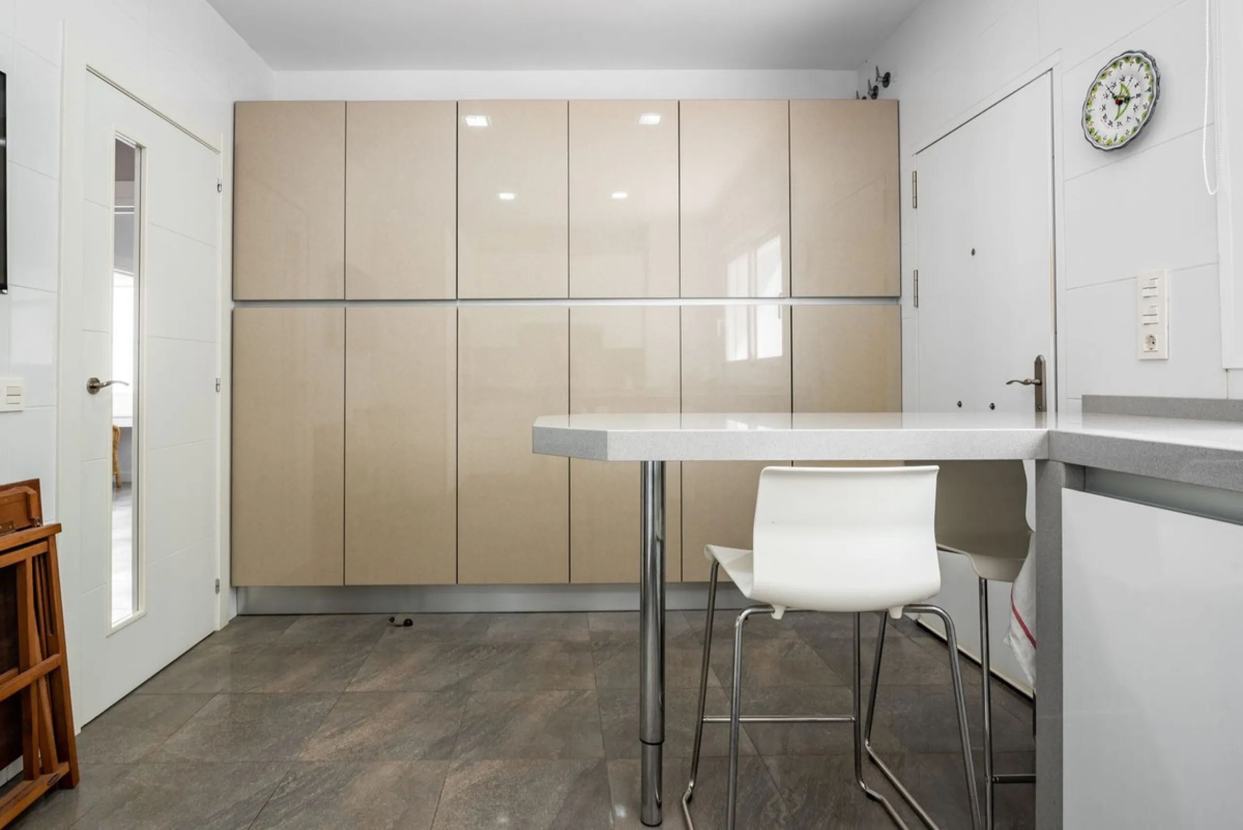 House - Detached Villa в продаже в Marbella, Málaga. В доме 4 спален и 2 ванных комнат. Площадь дома 166 м². Площадь участка 415 м²