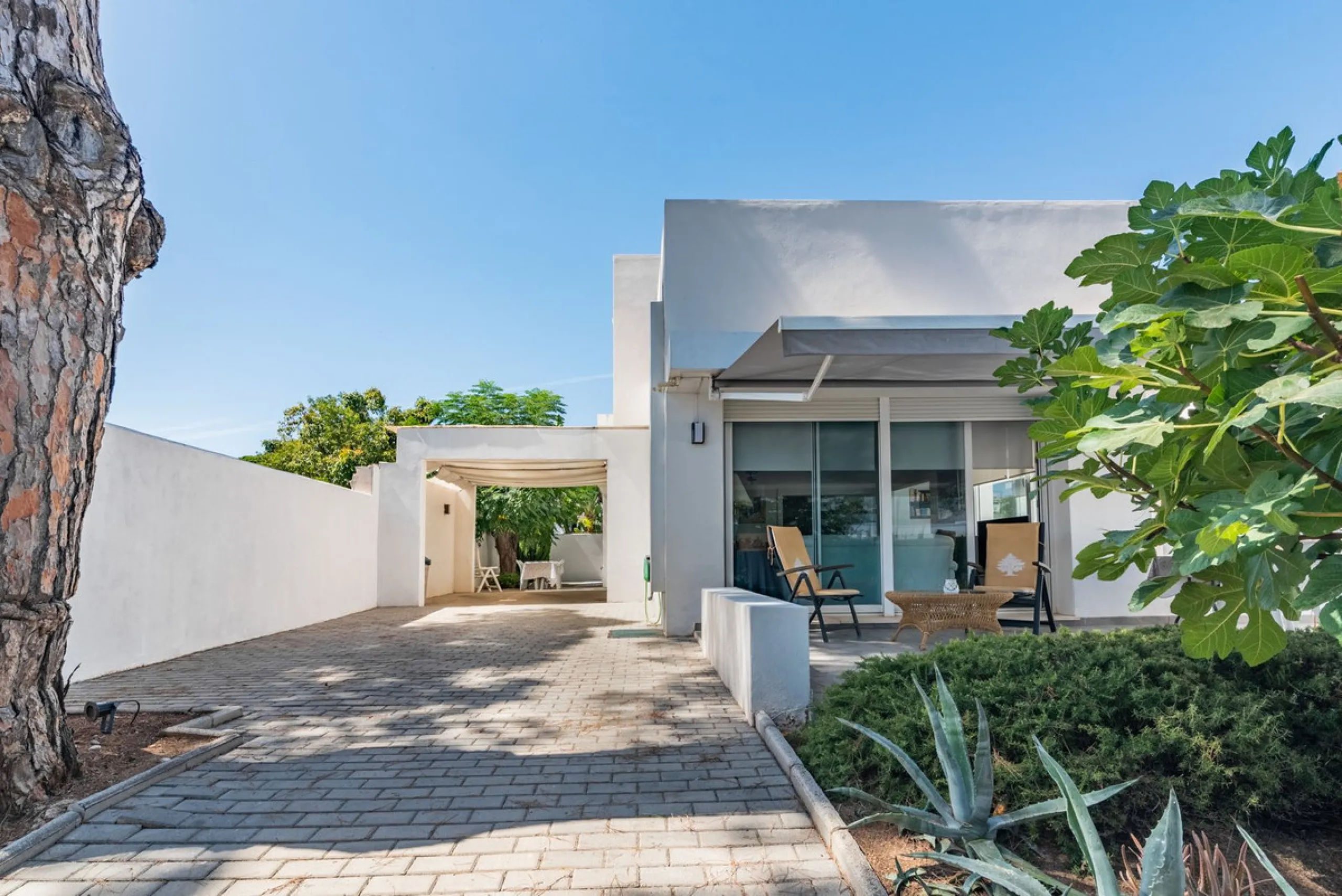 House - Detached Villa в продаже в Marbella, Málaga. В доме 4 спален и 2 ванных комнат. Площадь дома 166 м². Площадь участка 415 м²