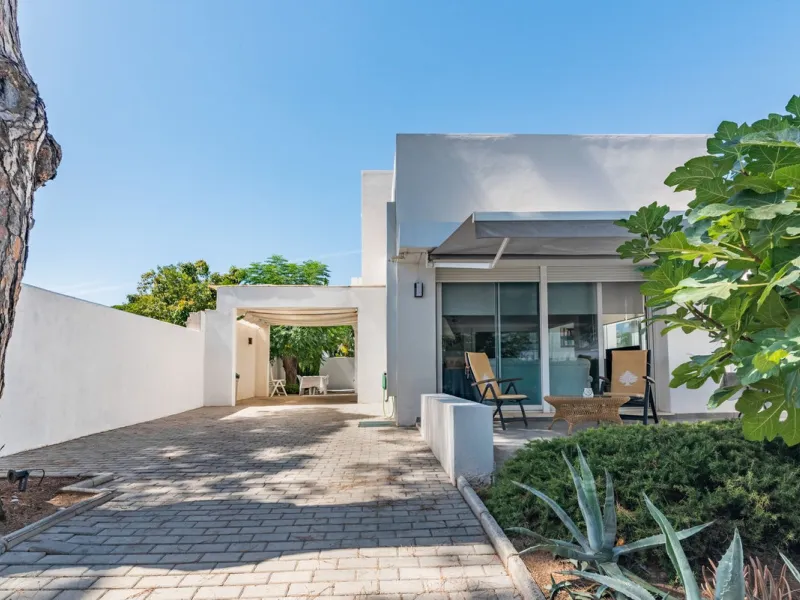 House - Detached Villa в продаже в Marbella, Málaga. В доме 4 спален и 2 ванных комнат. Площадь дома 166 м². Площадь участка 415 м²