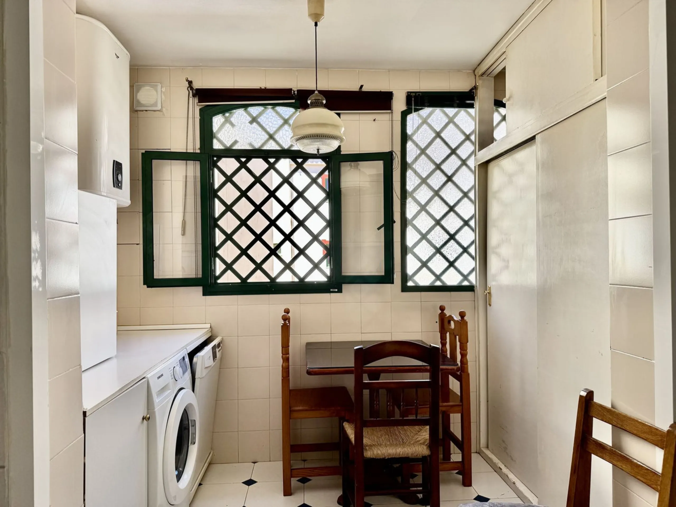 Apartment - Middle Floor Apartment в продаже в Fuengirola, Málaga. В доме 3 спален и 1 ванных комнат. Площадь дома 94 м²
