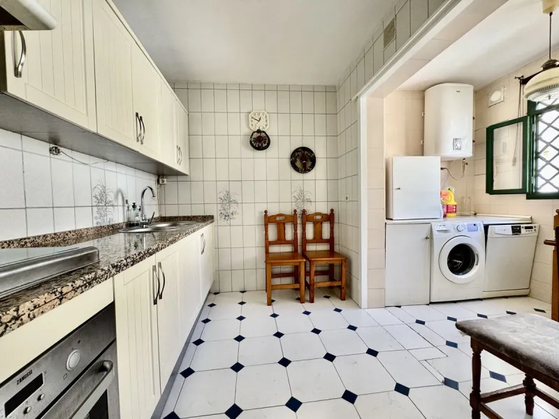 Apartment - Middle Floor Apartment в продаже в Fuengirola, Málaga. В доме 3 спален и 1 ванных комнат. Площадь дома 94 м²