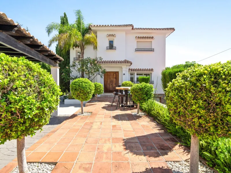 Detached Andalusian-Style Villa in Nueva Andalucía — Walk to Puerto Banús & the Beach