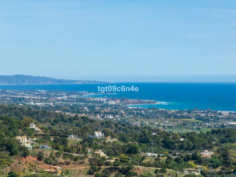 Rustic buildable plot of land for sale very close to Estepona city. Possibility of building a house of up to 500 m2: 250 m2 below ground level (basement floor); ground floor of 125 m2 and upper floor of 125 m2.