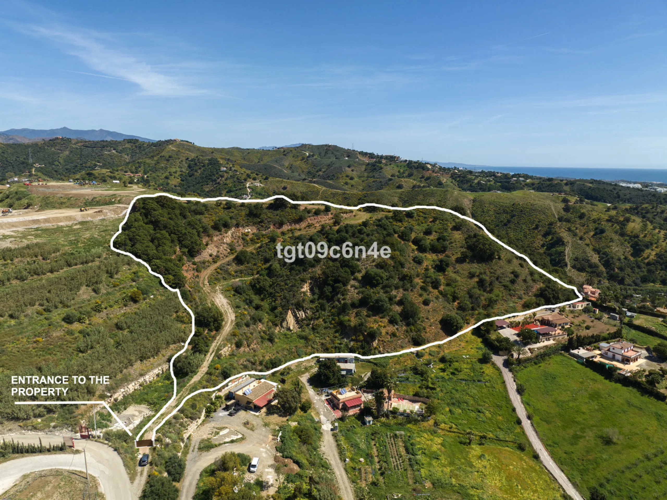 Rustic buildable plot of land for sale very close to Estepona city. Possibility of building a house of up to 500 m2: 250 m2 below ground level (basement floor); ground floor of 125 m2 and upper floor of 125 m2.