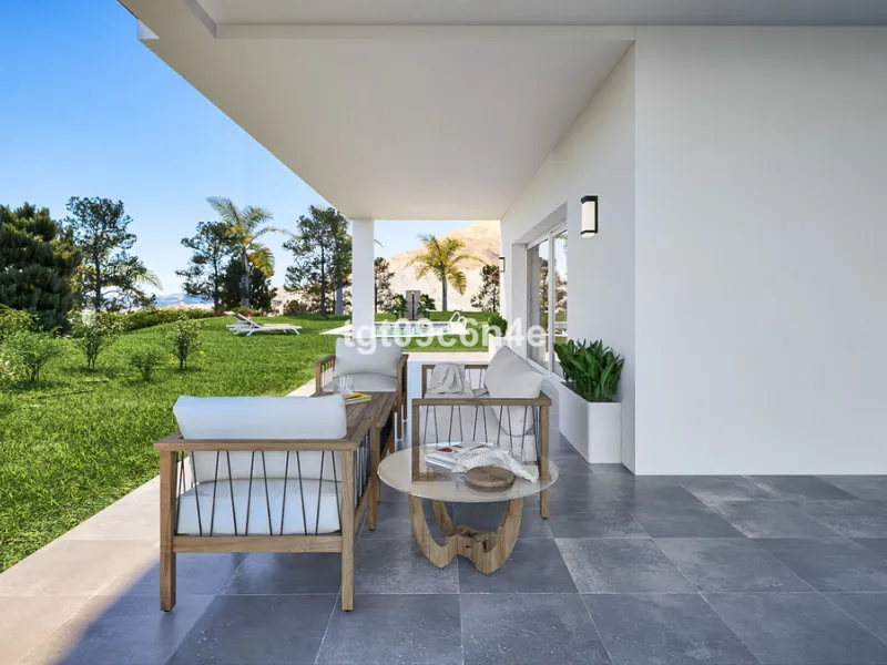 Rustic buildable plot of land for sale very close to Estepona city. Possibility of building a house of up to 500 m2: 250 m2 below ground level (basement floor); ground floor of 125 m2 and upper floor of 125 m2.