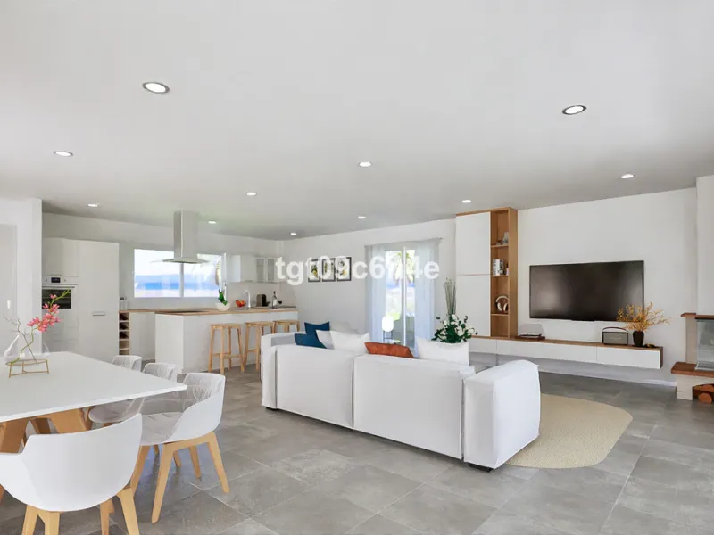 Rustic buildable plot of land for sale very close to Estepona city. Possibility of building a house of up to 500 m2: 250 m2 below ground level (basement floor); ground floor of 125 m2 and upper floor of 125 m2.