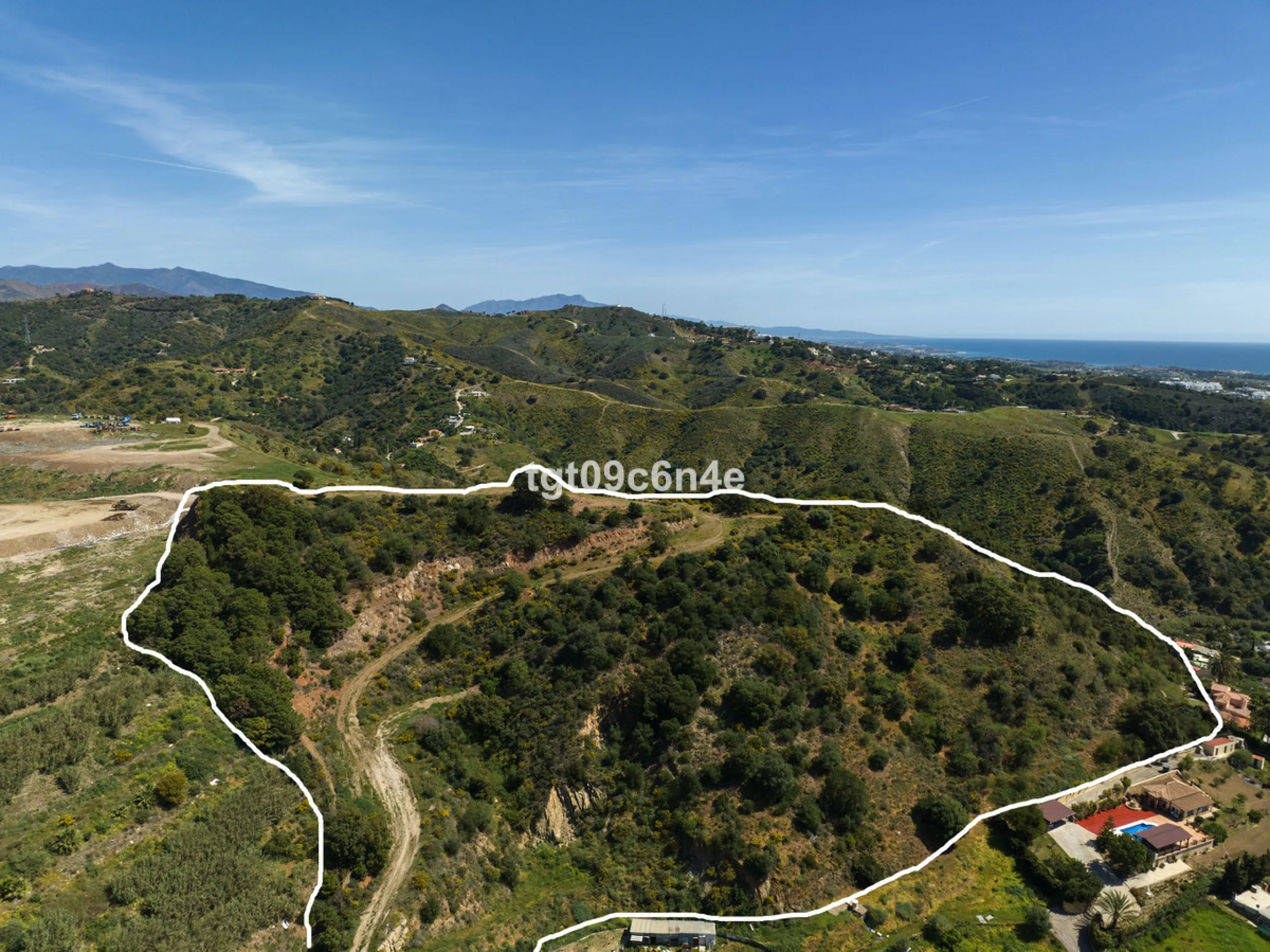 Rustic buildable plot of land for sale very close to Estepona city. Possibility of building a house of up to 500 m2: 250 m2 below ground level (basement floor); ground floor of 125 m2 and upper floor of 125 m2.