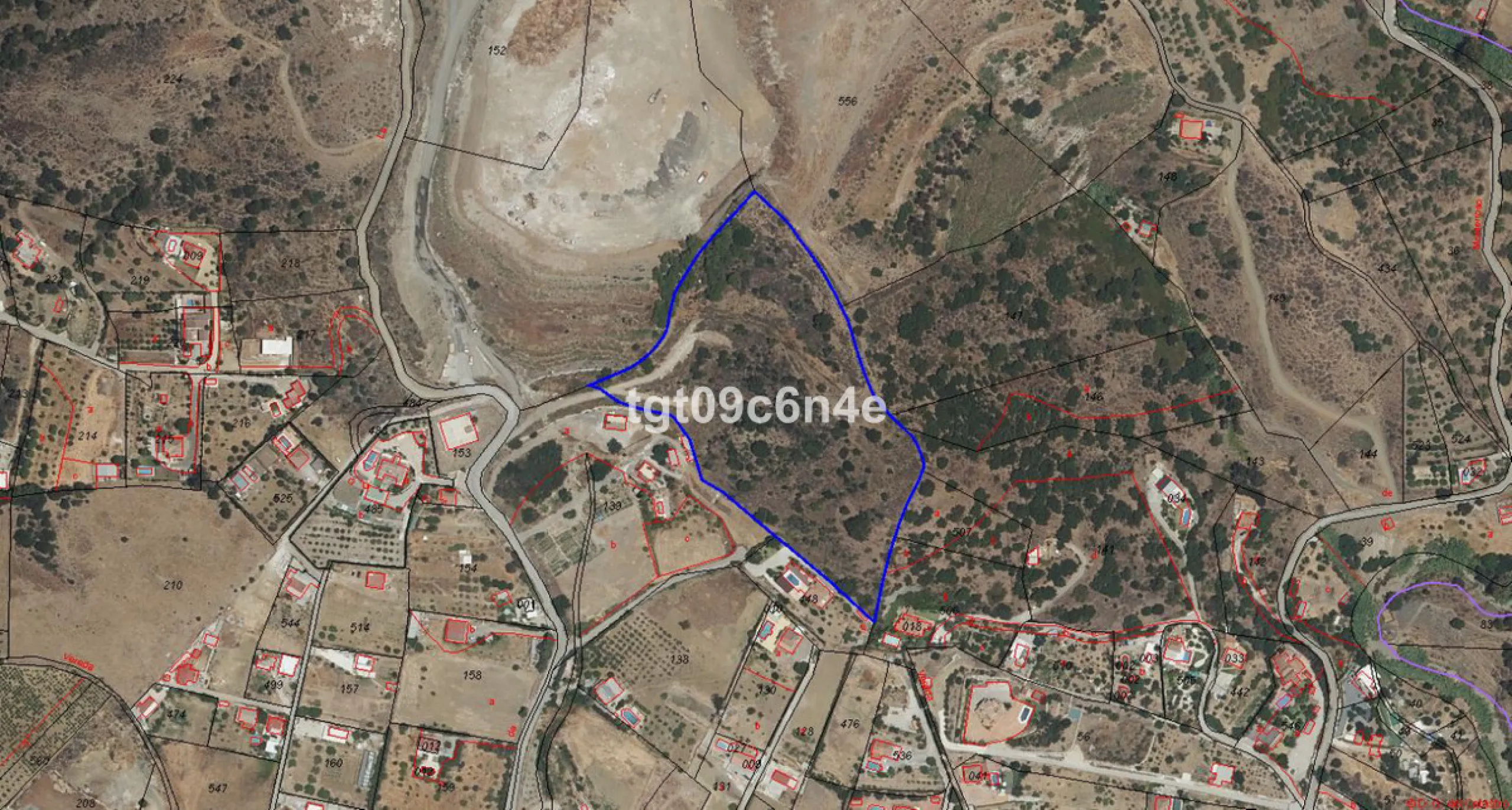 Rustic buildable plot of land for sale very close to Estepona city. Possibility of building a house of up to 500 m2: 250 m2 below ground level (basement floor); ground floor of 125 m2 and upper floor of 125 m2.