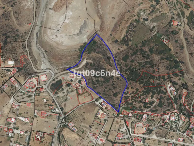 Rustic buildable plot of land for sale very close to Estepona city. Possibility of building a house of up to 500 m2: 250 m2 below ground level (basement floor); ground floor of 125 m2 and upper floor of 125 m2.
