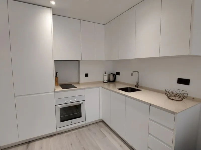 Modern flat for sale in the centre of Fuengirola, just 150 metres from the beach and surrounded by all services, shops and transport links. Located in a contemporary building built in 2023, this property stands out for its excellent location and its high 