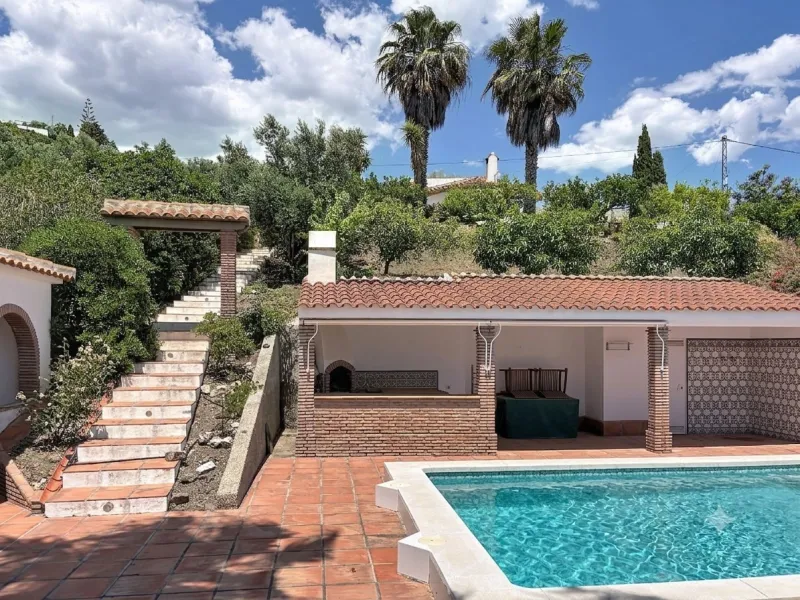 This charming country house in Canillas de Albaida, Malaga, offers a harmonious combination of rustic charm and modern comfort. The property, on one floor, is distributed in three bedrooms with fitted wardrobes, two of them with en-suite bathrooms, adding