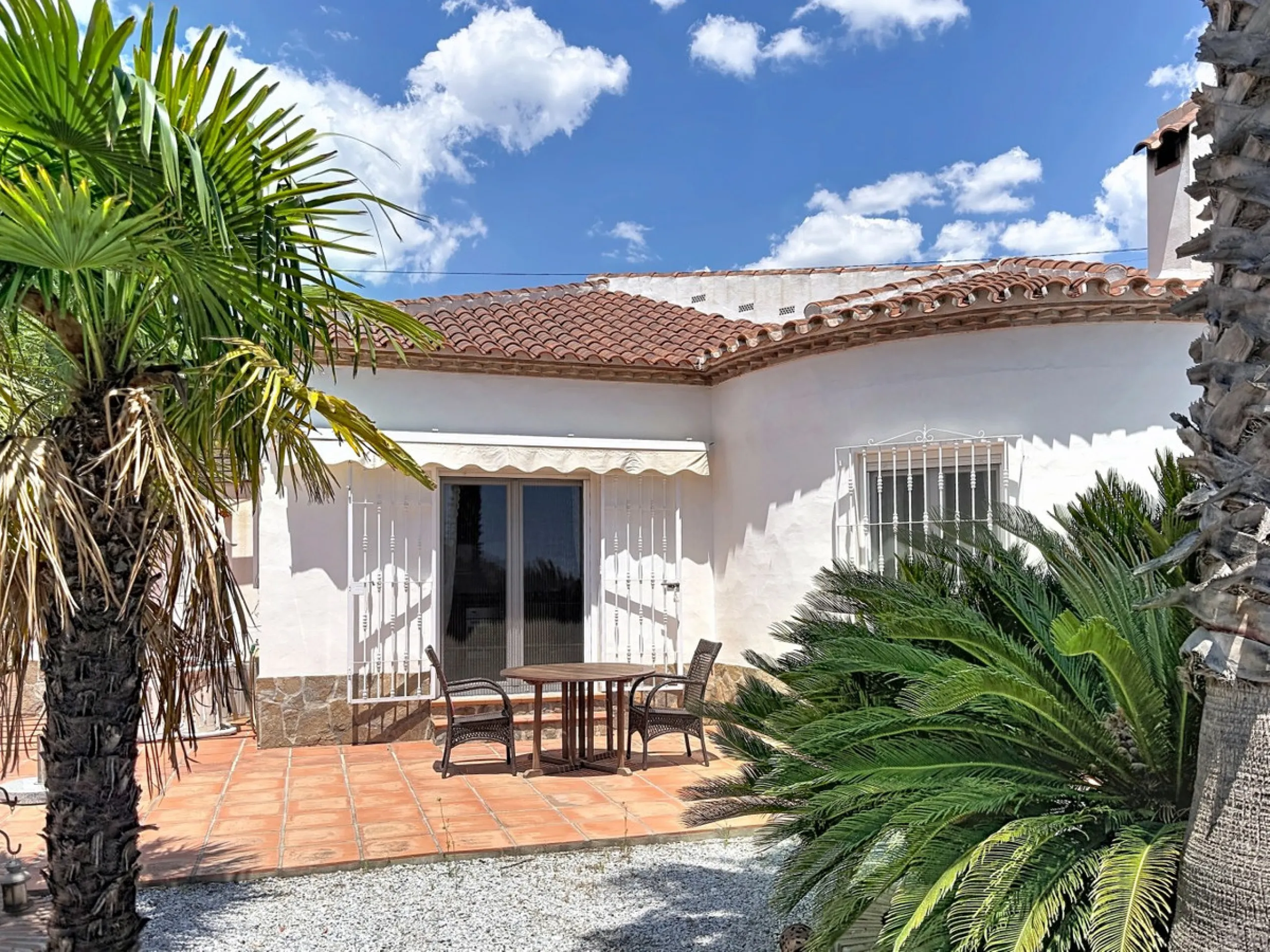 This charming country house in Canillas de Albaida, Malaga, offers a harmonious combination of rustic charm and modern comfort. The property, on one floor, is distributed in three bedrooms with fitted wardrobes, two of them with en-suite bathrooms, adding