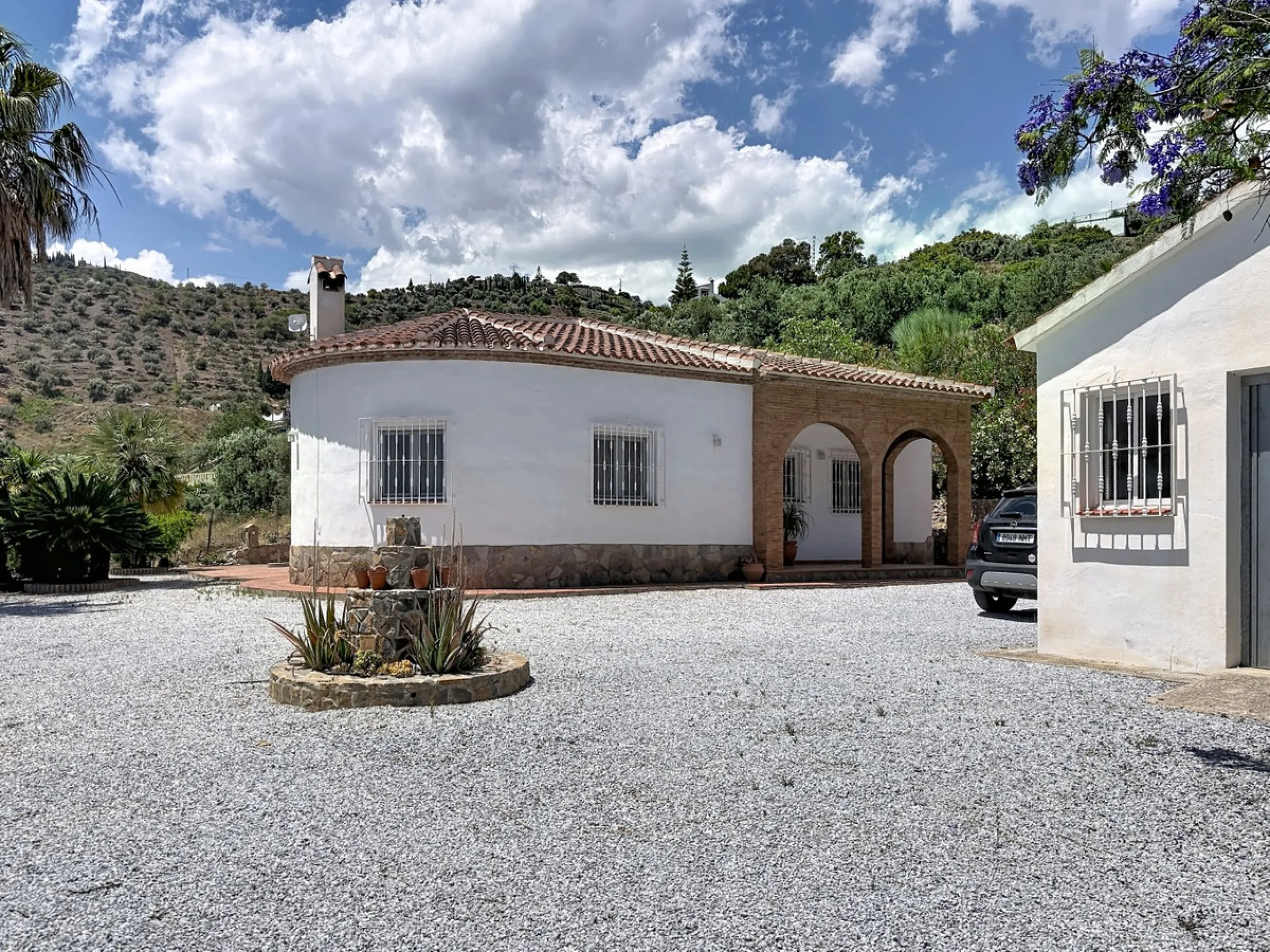 This charming country house in Canillas de Albaida, Malaga, offers a harmonious combination of rustic charm and modern comfort. The property, on one floor, is distributed in three bedrooms with fitted wardrobes, two of them with en-suite bathrooms, adding