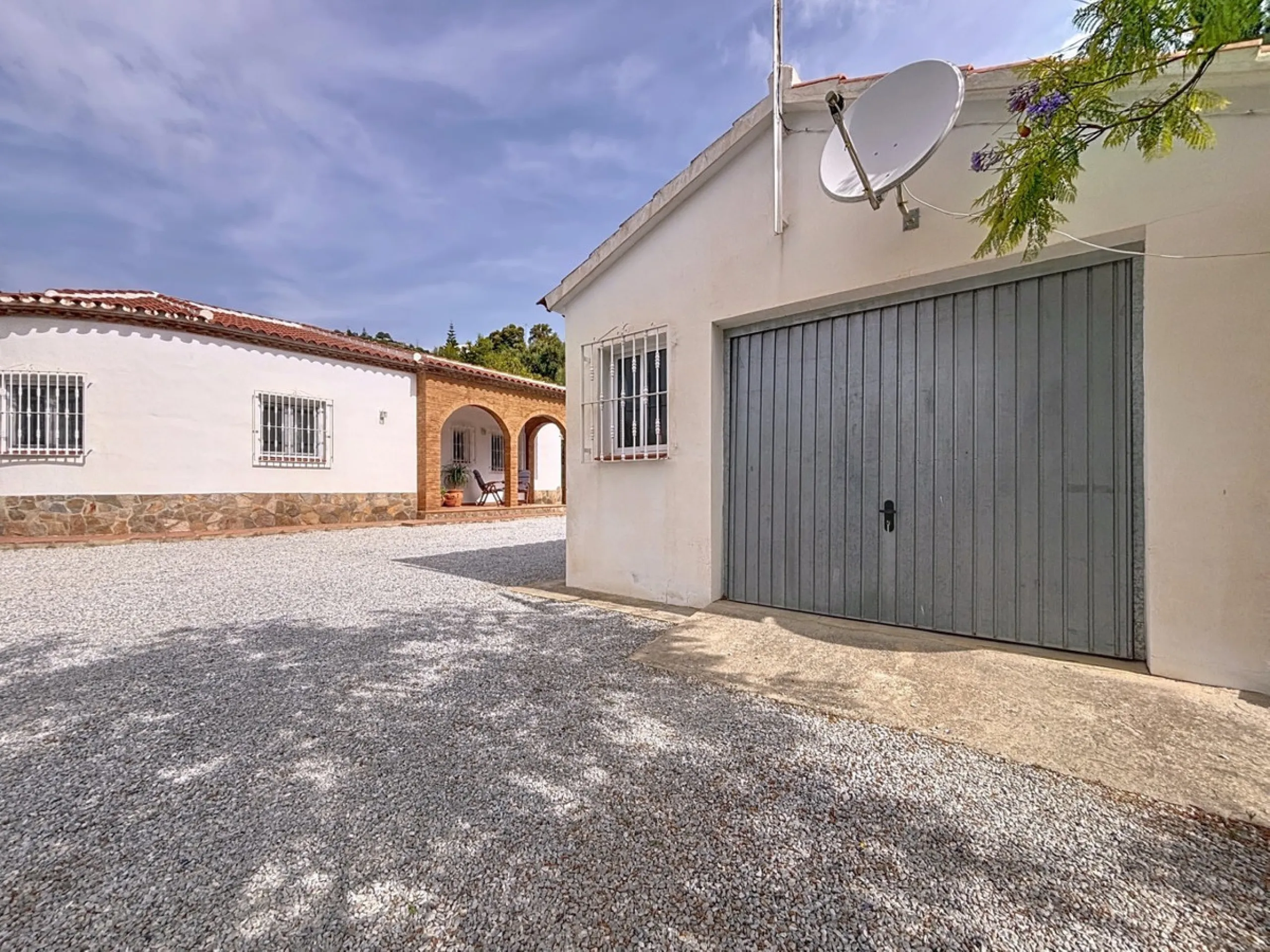 This charming country house in Canillas de Albaida, Malaga, offers a harmonious combination of rustic charm and modern comfort. The property, on one floor, is distributed in three bedrooms with fitted wardrobes, two of them with en-suite bathrooms, adding