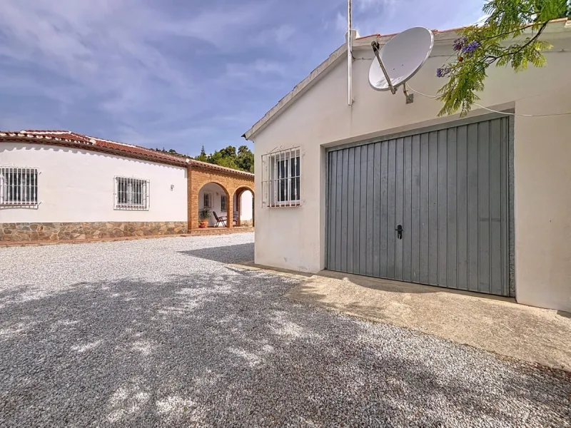 This charming country house in Canillas de Albaida, Malaga, offers a harmonious combination of rustic charm and modern comfort. The property, on one floor, is distributed in three bedrooms with fitted wardrobes, two of them with en-suite bathrooms, adding