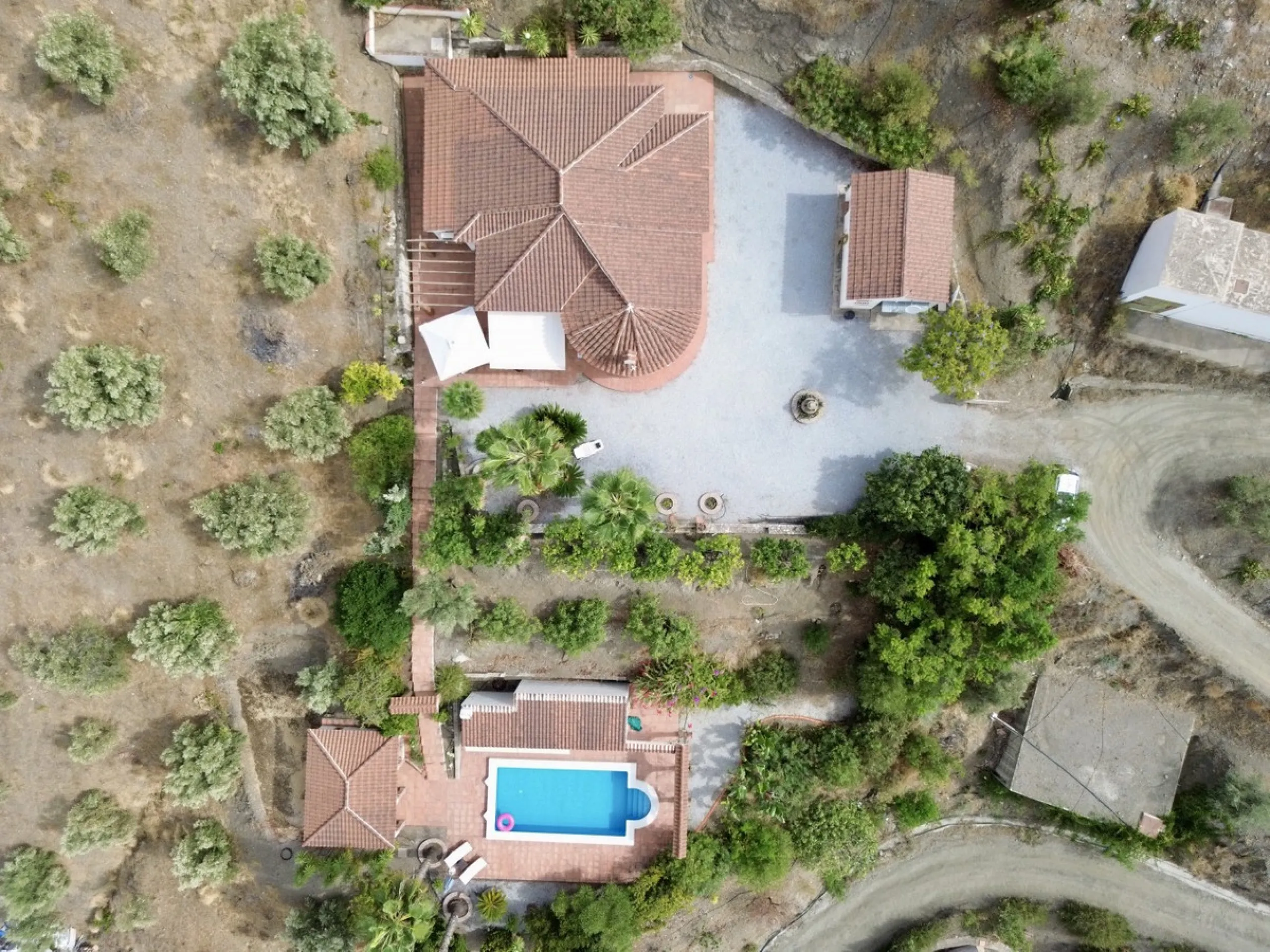 This charming country house in Canillas de Albaida, Malaga, offers a harmonious combination of rustic charm and modern comfort. The property, on one floor, is distributed in three bedrooms with fitted wardrobes, two of them with en-suite bathrooms, adding