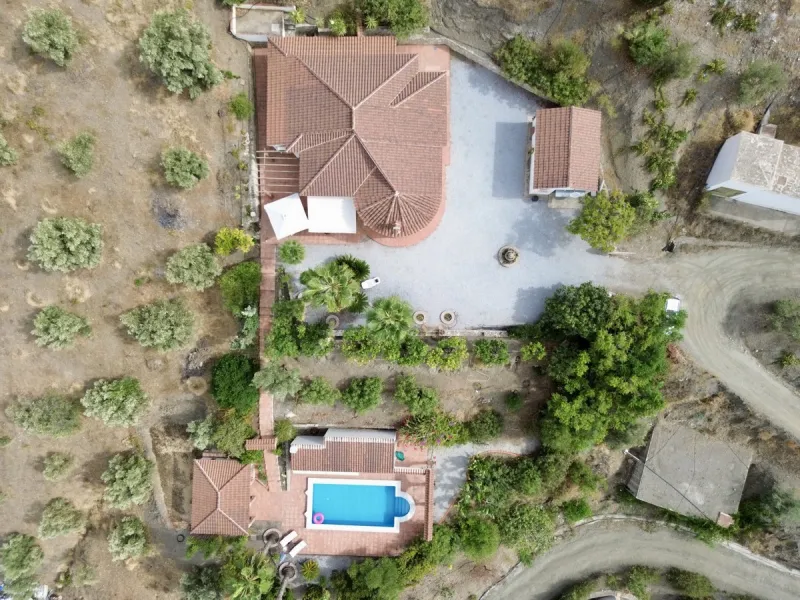 This charming country house in Canillas de Albaida, Malaga, offers a harmonious combination of rustic charm and modern comfort. The property, on one floor, is distributed in three bedrooms with fitted wardrobes, two of them with en-suite bathrooms, adding