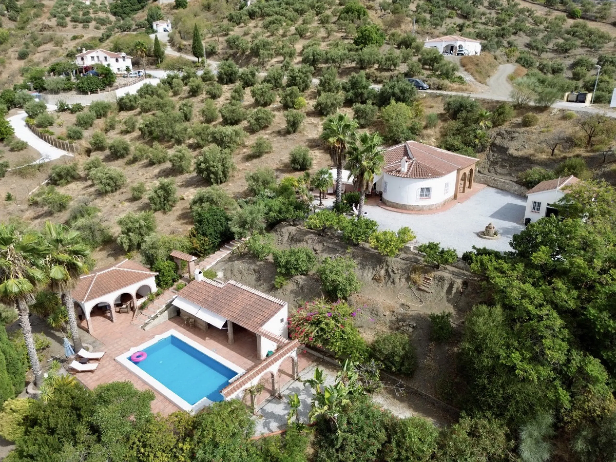 This charming country house in Canillas de Albaida, Malaga, offers a harmonious combination of rustic charm and modern comfort. The property, on one floor, is distributed in three bedrooms with fitted wardrobes, two of them with en-suite bathrooms, adding