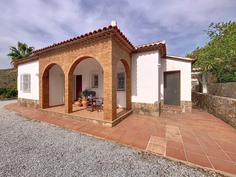 This charming country house in Canillas de Albaida, Malaga, offers a harmonious combination of rustic charm and modern comfort. The property, on one floor, is distributed in three bedrooms with fitted wardrobes, two of them with en-suite bathrooms, adding