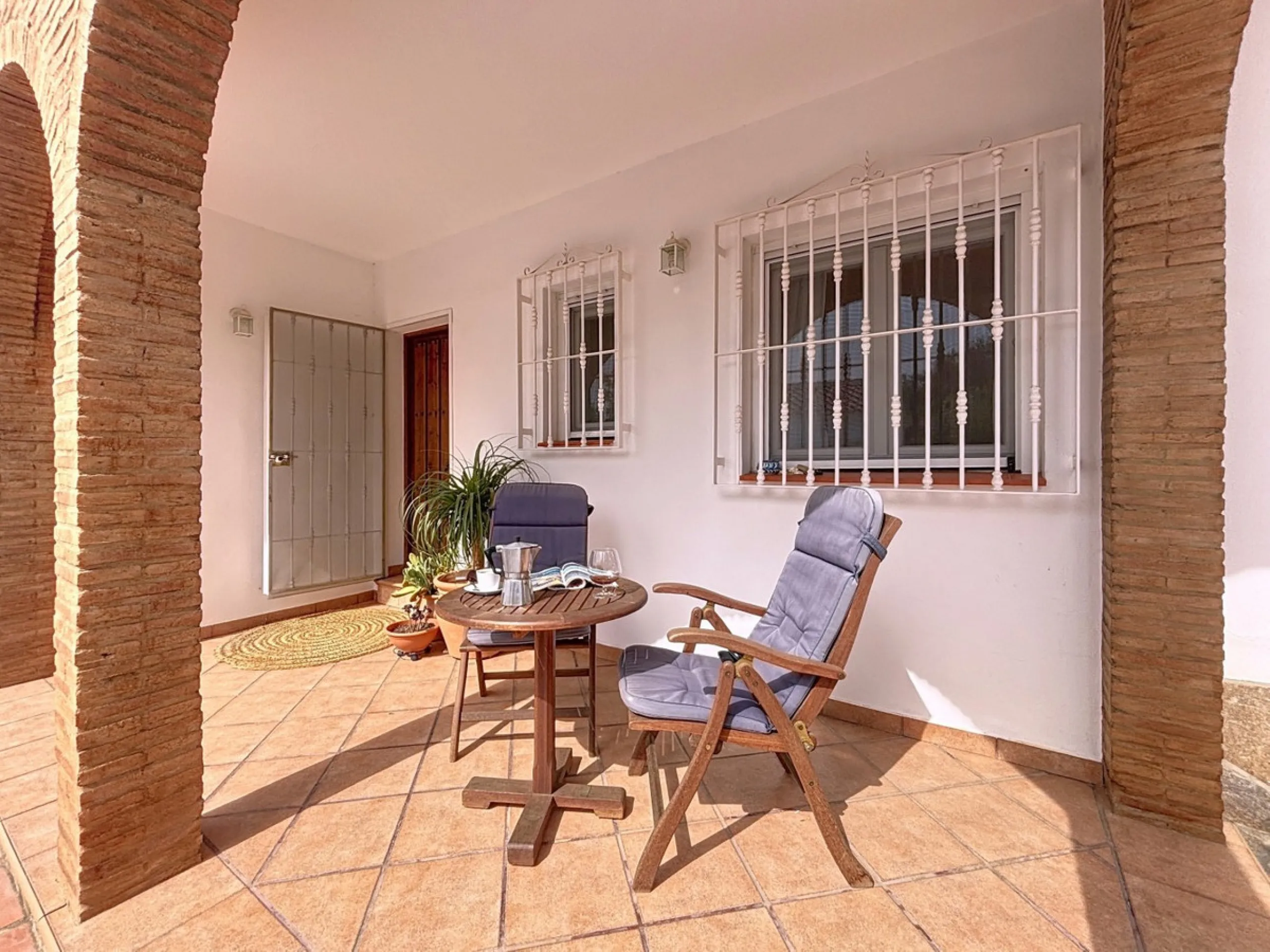 This charming country house in Canillas de Albaida, Malaga, offers a harmonious combination of rustic charm and modern comfort. The property, on one floor, is distributed in three bedrooms with fitted wardrobes, two of them with en-suite bathrooms, adding