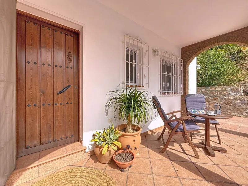 This charming country house in Canillas de Albaida, Malaga, offers a harmonious combination of rustic charm and modern comfort. The property, on one floor, is distributed in three bedrooms with fitted wardrobes, two of them with en-suite bathrooms, adding