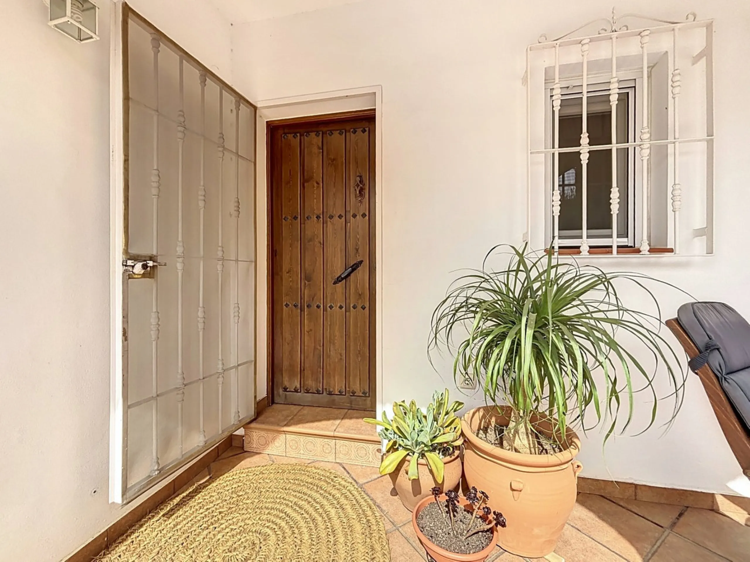 This charming country house in Canillas de Albaida, Malaga, offers a harmonious combination of rustic charm and modern comfort. The property, on one floor, is distributed in three bedrooms with fitted wardrobes, two of them with en-suite bathrooms, adding