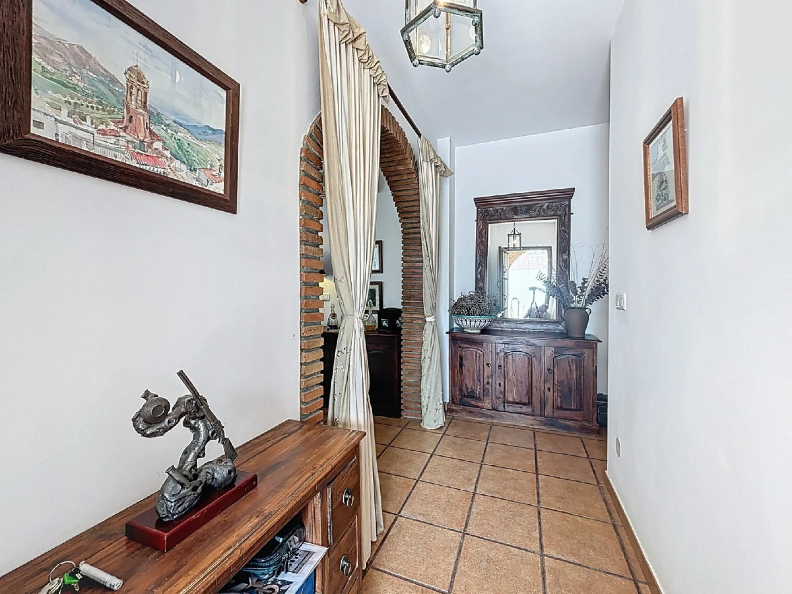 This charming country house in Canillas de Albaida, Malaga, offers a harmonious combination of rustic charm and modern comfort. The property, on one floor, is distributed in three bedrooms with fitted wardrobes, two of them with en-suite bathrooms, adding