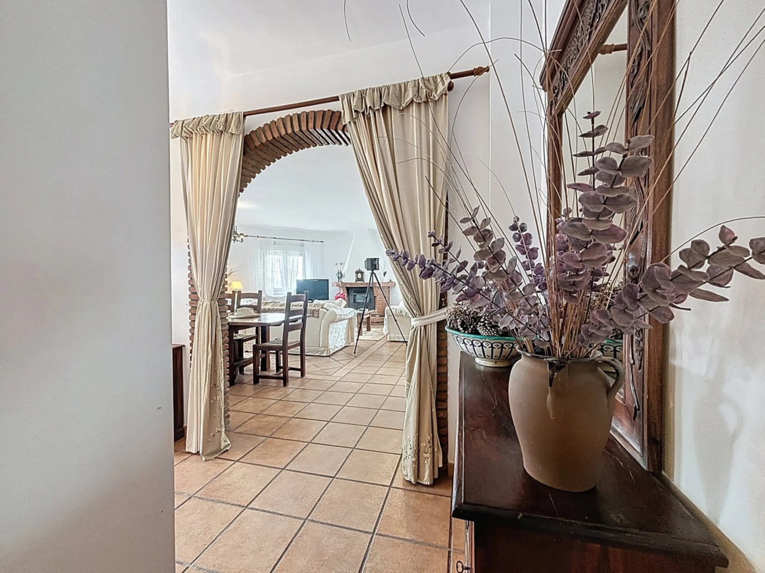 This charming country house in Canillas de Albaida, Malaga, offers a harmonious combination of rustic charm and modern comfort. The property, on one floor, is distributed in three bedrooms with fitted wardrobes, two of them with en-suite bathrooms, adding