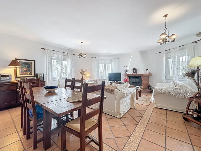 This charming country house in Canillas de Albaida, Malaga, offers a harmonious combination of rustic charm and modern comfort. The property, on one floor, is distributed in three bedrooms with fitted wardrobes, two of them with en-suite bathrooms, adding