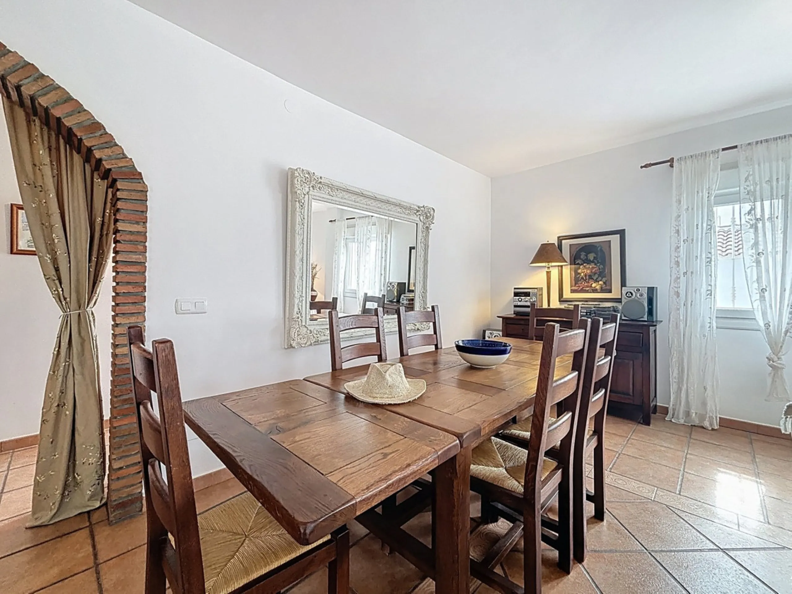 This charming country house in Canillas de Albaida, Malaga, offers a harmonious combination of rustic charm and modern comfort. The property, on one floor, is distributed in three bedrooms with fitted wardrobes, two of them with en-suite bathrooms, adding