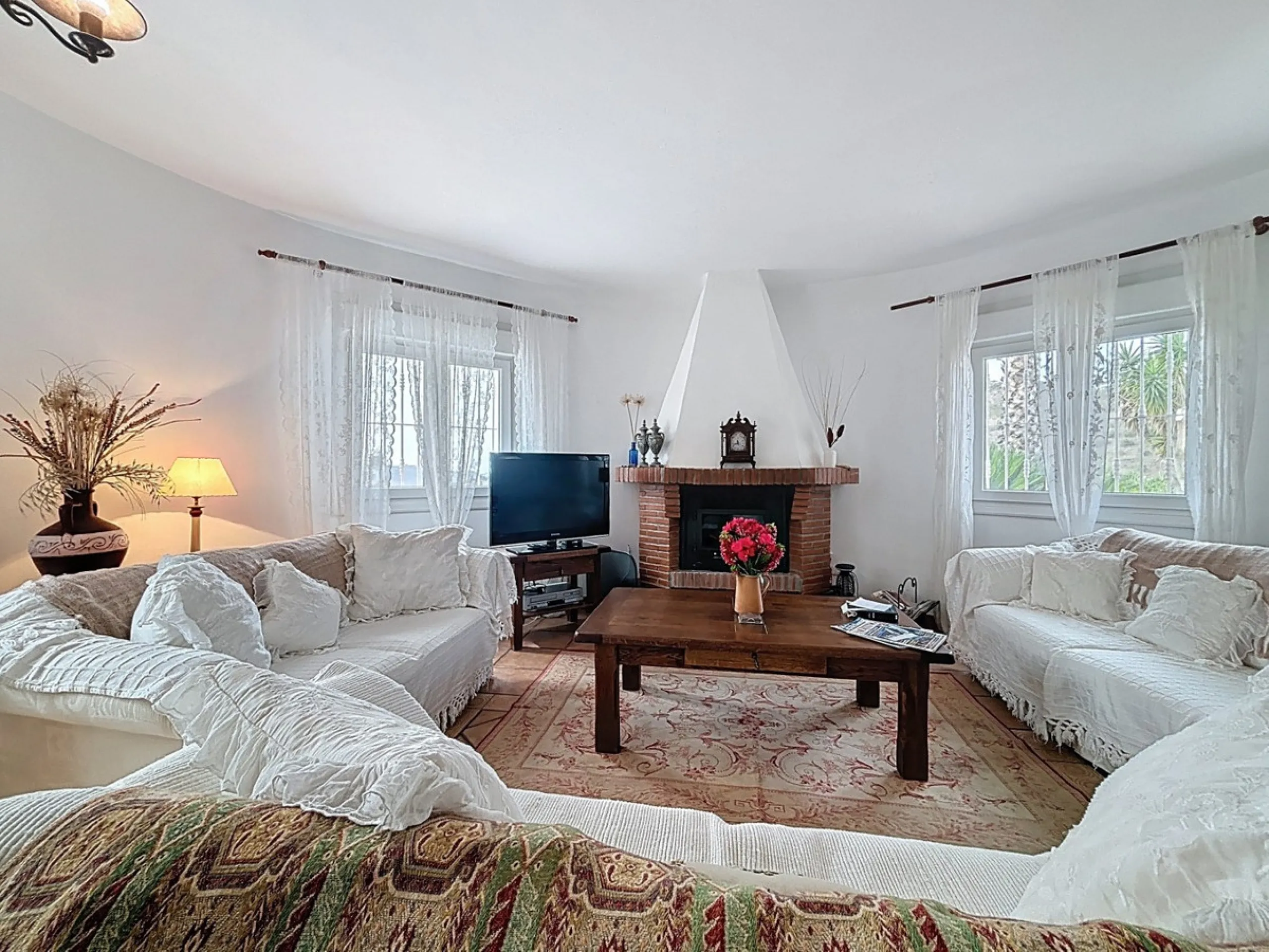 This charming country house in Canillas de Albaida, Malaga, offers a harmonious combination of rustic charm and modern comfort. The property, on one floor, is distributed in three bedrooms with fitted wardrobes, two of them with en-suite bathrooms, adding