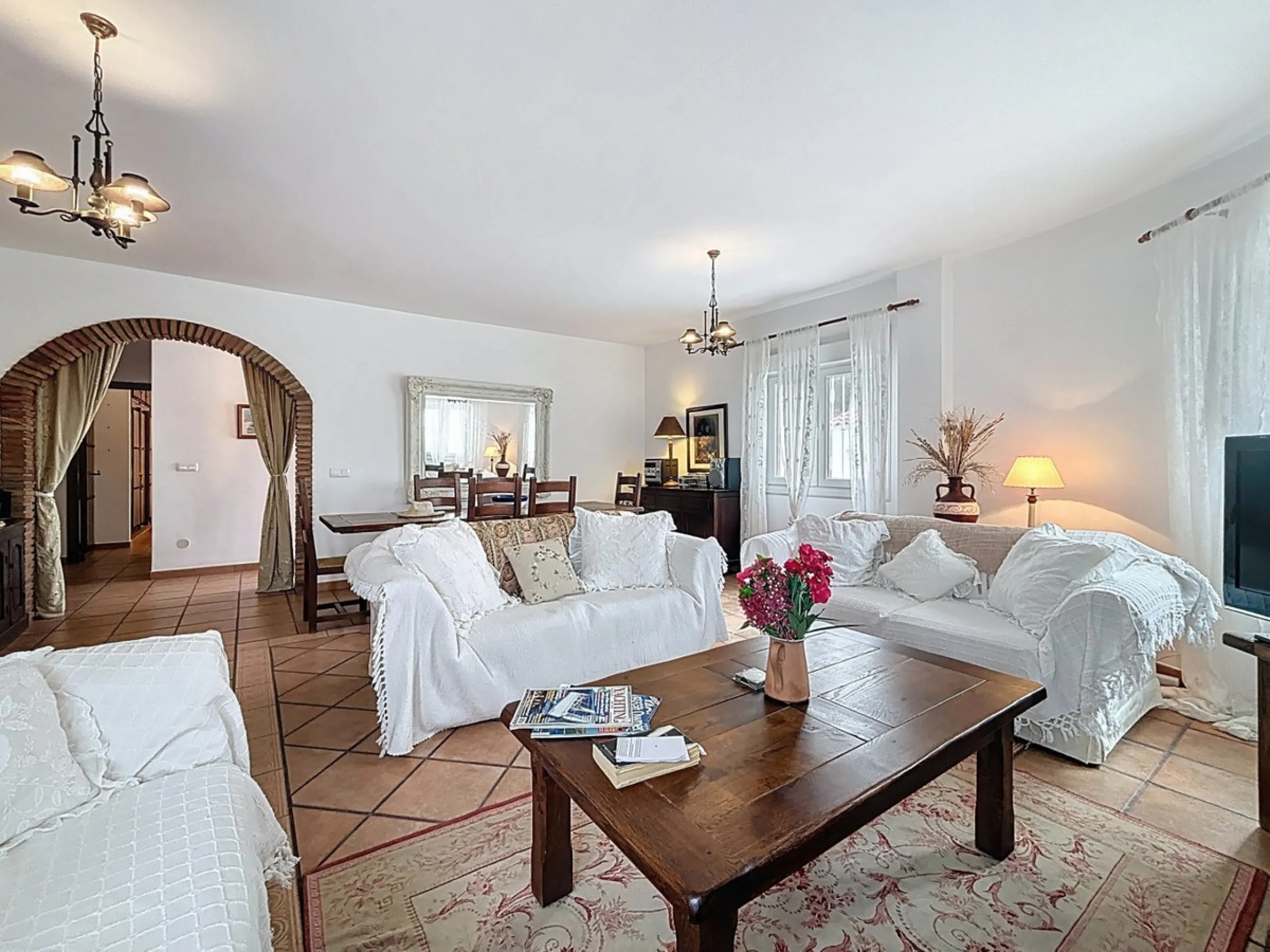 This charming country house in Canillas de Albaida, Malaga, offers a harmonious combination of rustic charm and modern comfort. The property, on one floor, is distributed in three bedrooms with fitted wardrobes, two of them with en-suite bathrooms, adding