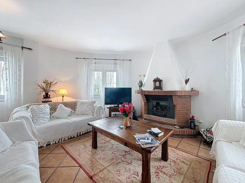 This charming country house in Canillas de Albaida, Malaga, offers a harmonious combination of rustic charm and modern comfort. The property, on one floor, is distributed in three bedrooms with fitted wardrobes, two of them with en-suite bathrooms, adding