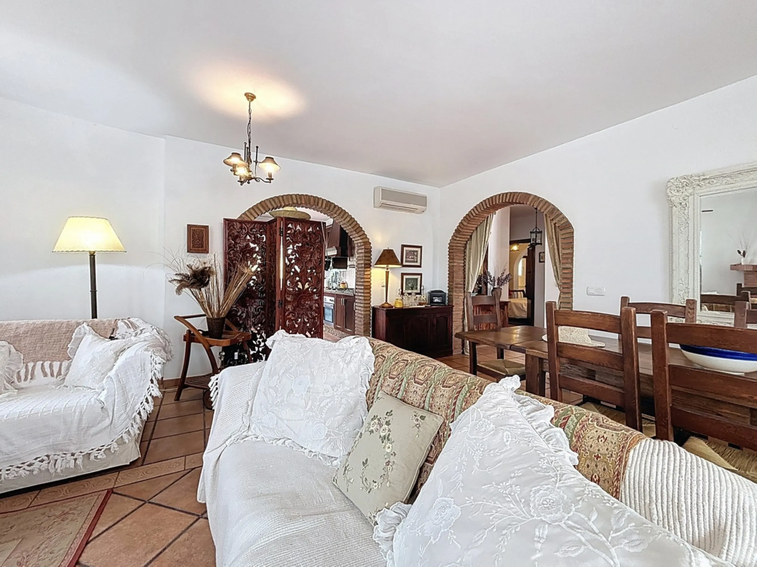 This charming country house in Canillas de Albaida, Malaga, offers a harmonious combination of rustic charm and modern comfort. The property, on one floor, is distributed in three bedrooms with fitted wardrobes, two of them with en-suite bathrooms, adding