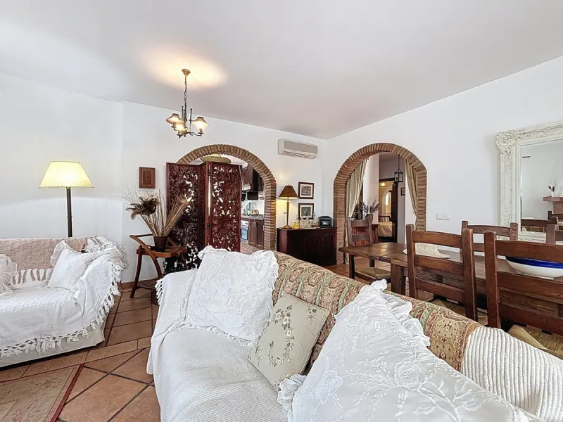 This charming country house in Canillas de Albaida, Malaga, offers a harmonious combination of rustic charm and modern comfort. The property, on one floor, is distributed in three bedrooms with fitted wardrobes, two of them with en-suite bathrooms, adding